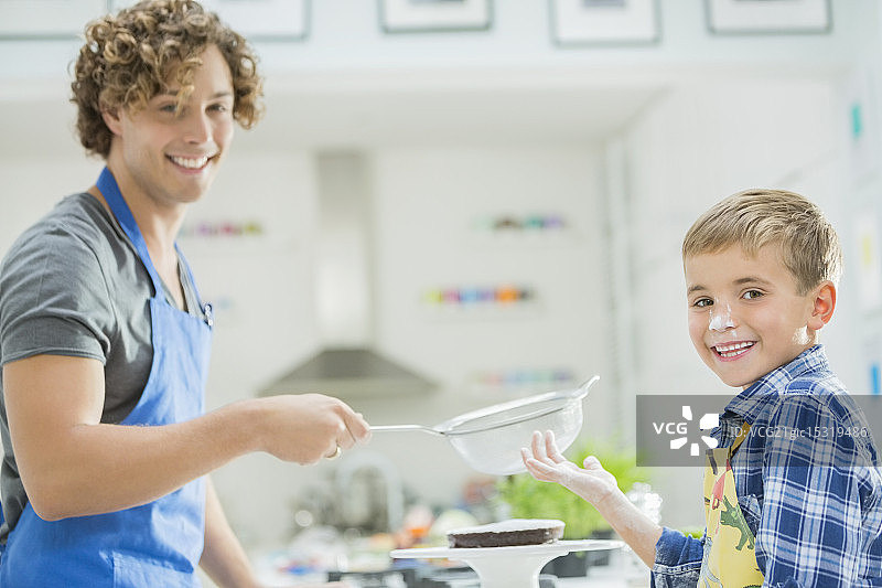 父子在厨房烘焙图片素材