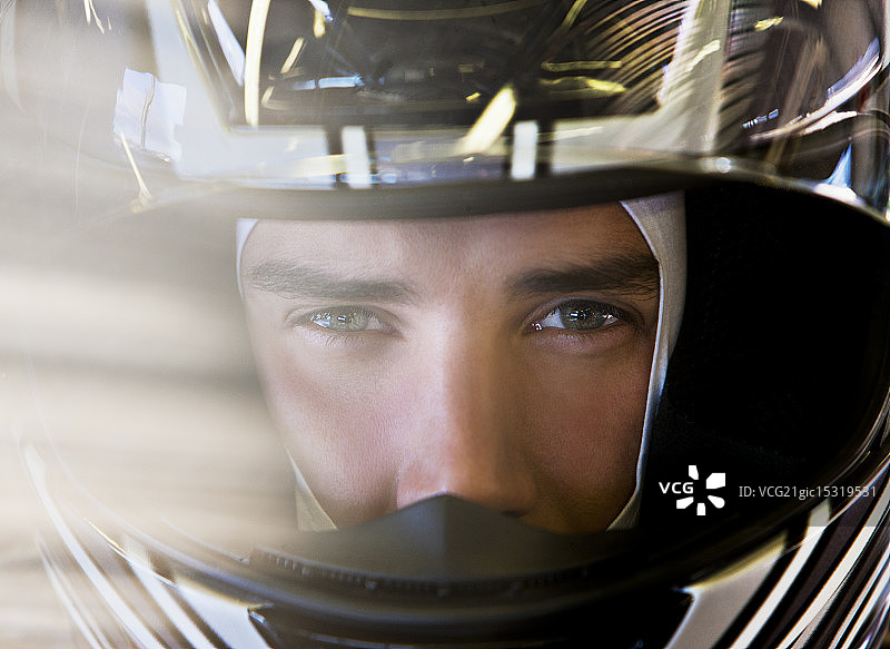 戴头盔的赛车手特写图片素材