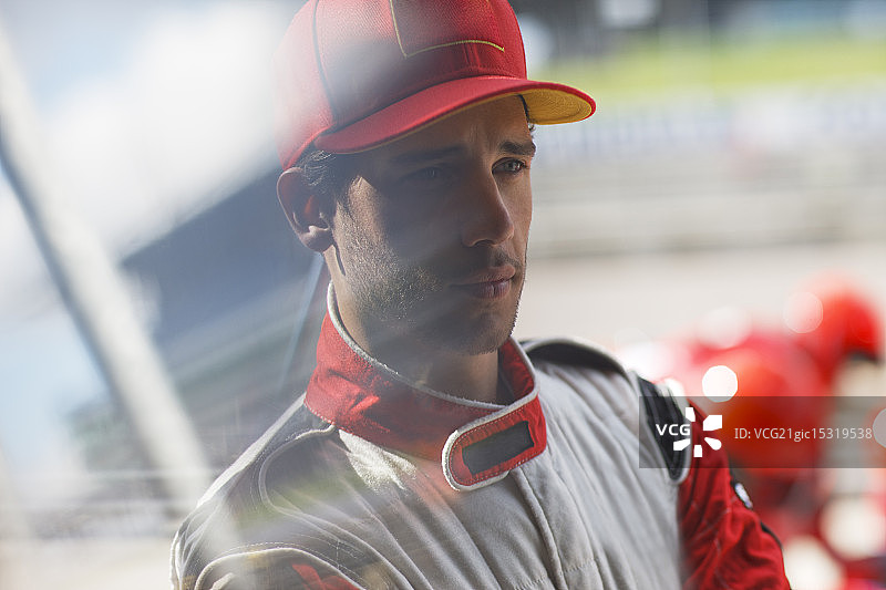 站在赛道上的赛车手图片素材