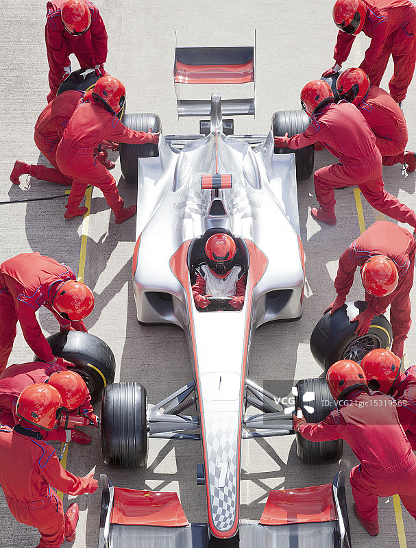 赛车队在维修站工作图片素材