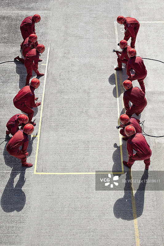 赛车队在维修站准备就绪图片素材