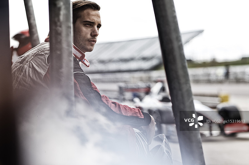 赛车手站在赛道边线图片素材