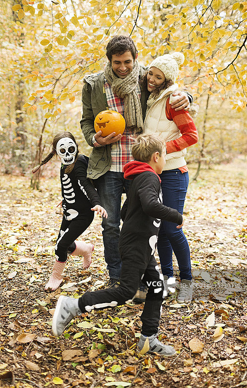 在公园里，穿着骷髅服装的夫妇和孩子图片素材