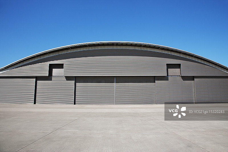 仓库的弧形屋顶和蓝天图片素材