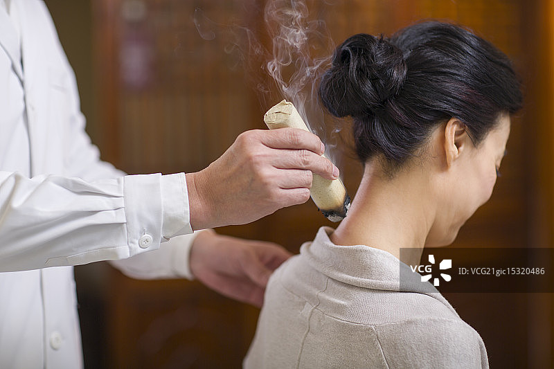 老中医给病人艾灸图片素材