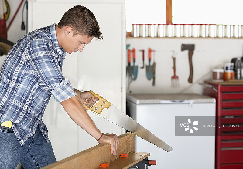 在车间工作的男人图片素材