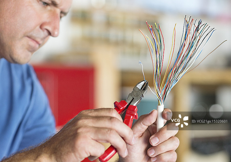 电工修剪电线。图片素材