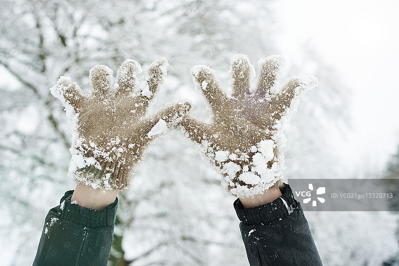 雪地手套特写图片素材