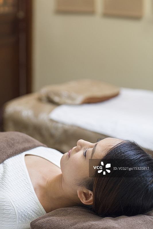 年轻女子在中医馆理疗图片素材