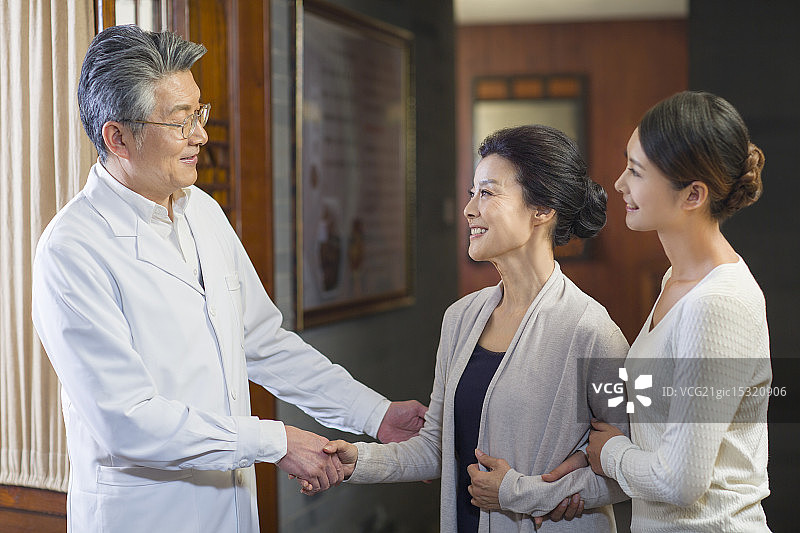 老中医和病人握手图片素材