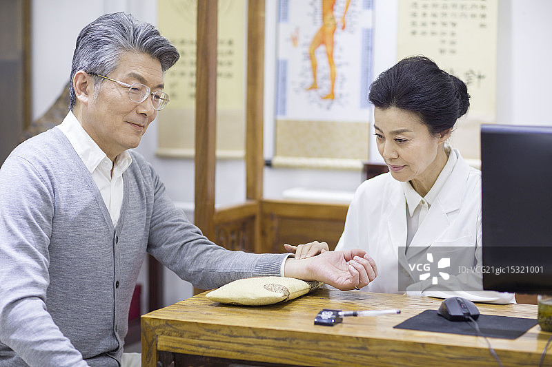 女中医给病人诊脉图片素材