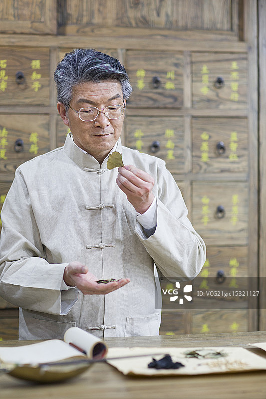 老中医检查中药图片素材