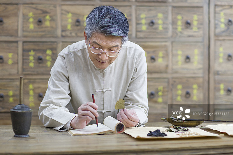 老中医检查中药图片素材