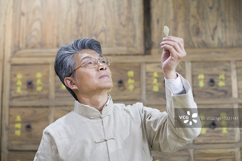 老中医检查中药图片素材