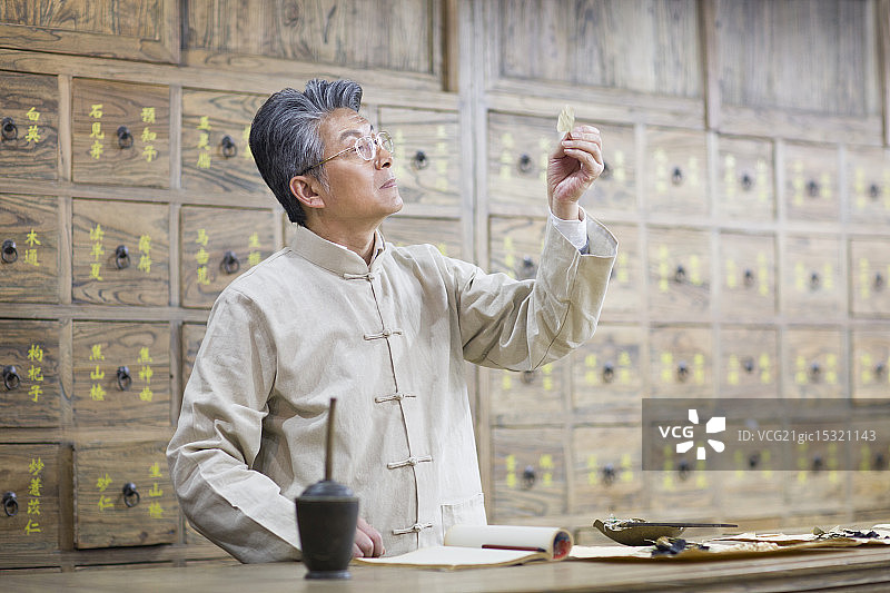 老中医检查中药图片素材