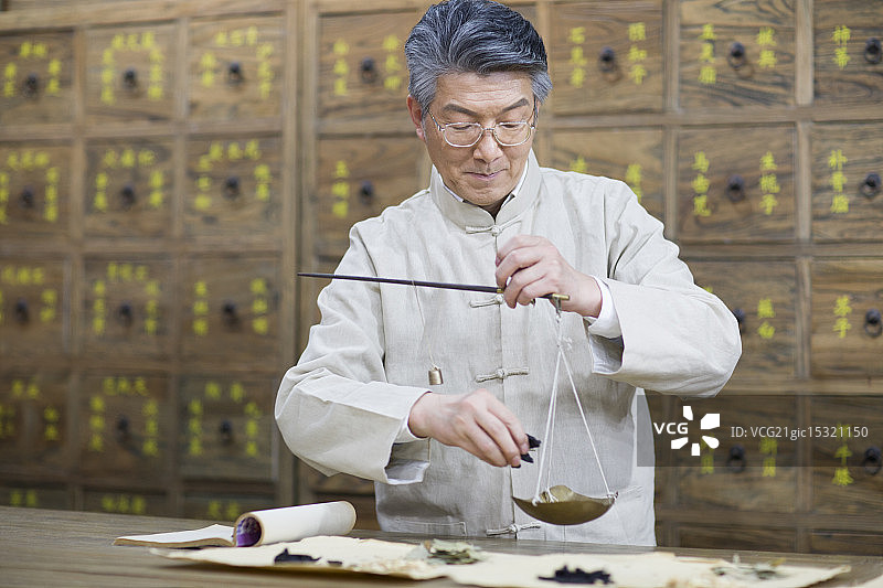 老中医抓药图片素材