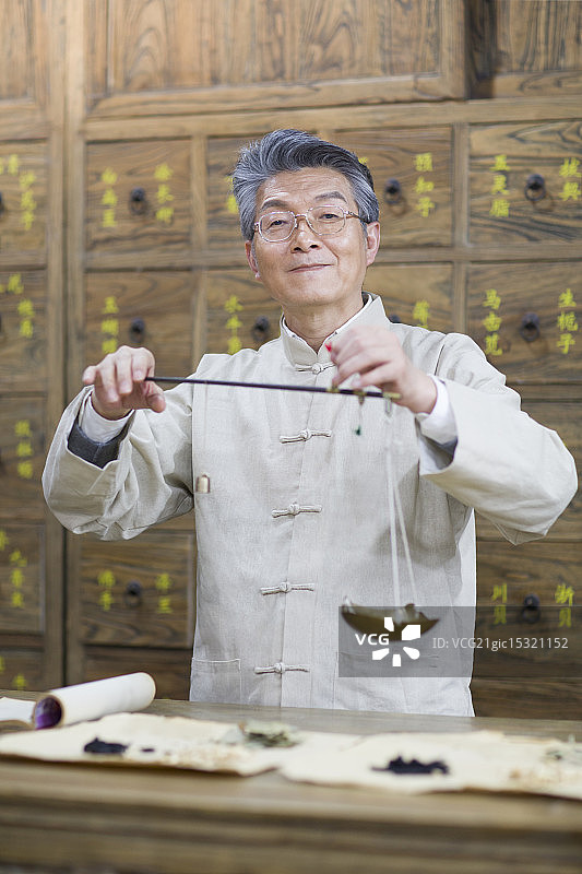 老中医抓药图片素材