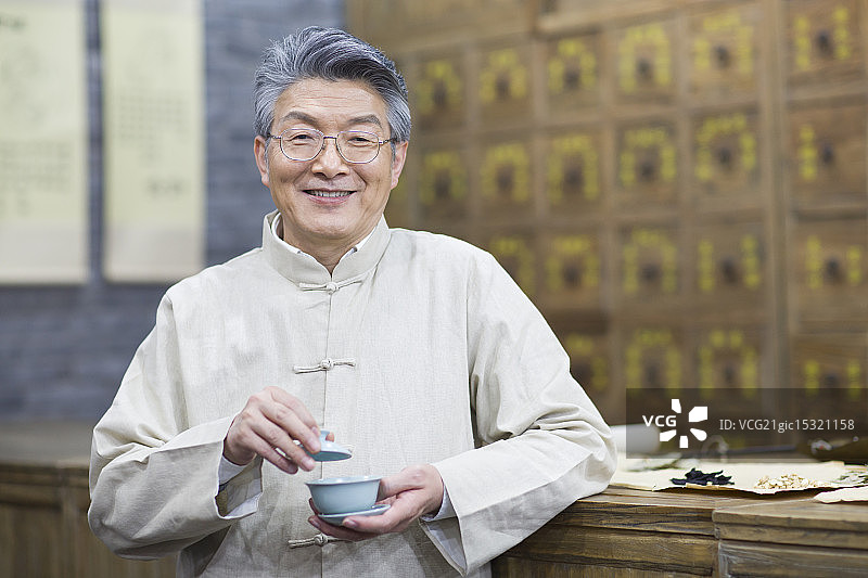 老中医喝茶图片素材