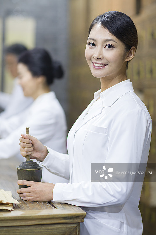 中医研磨草药图片素材