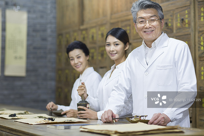 中医在药房工作图片素材