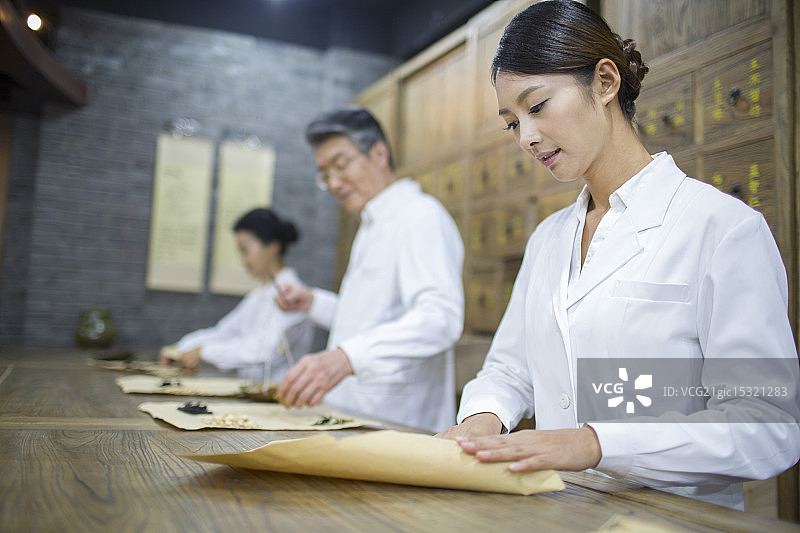 中医在药房工作图片素材