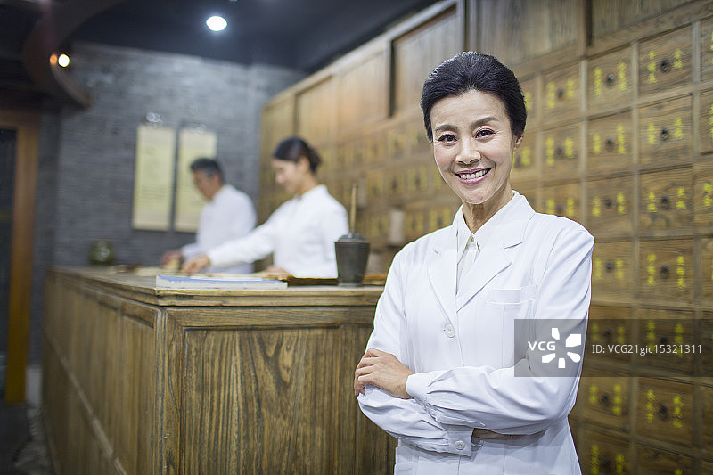 中医在药房工作图片素材