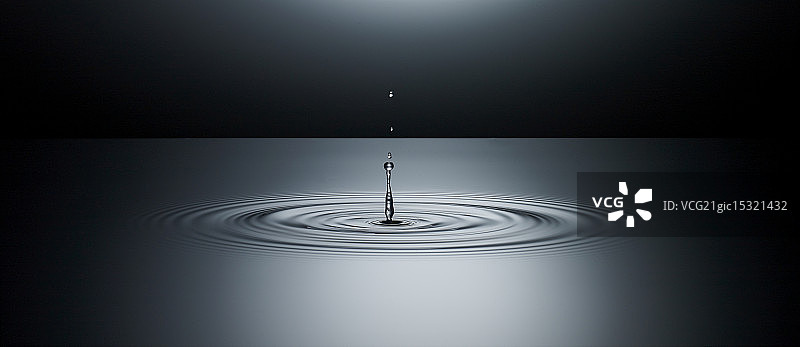 水坑中的水花图片素材