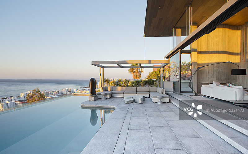 现代住宅的无边泳池和露台图片素材