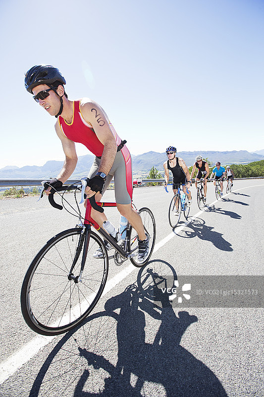 在乡村道路上比赛的骑自行车者图片素材
