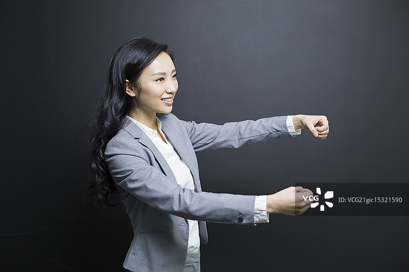 兴奋的商务女士开车图片素材