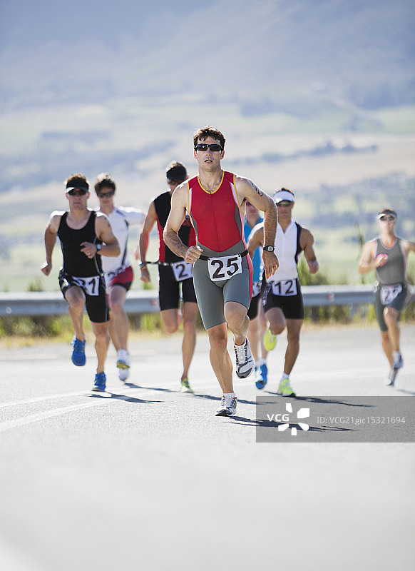 在乡村道路上赛跑的选手图片素材