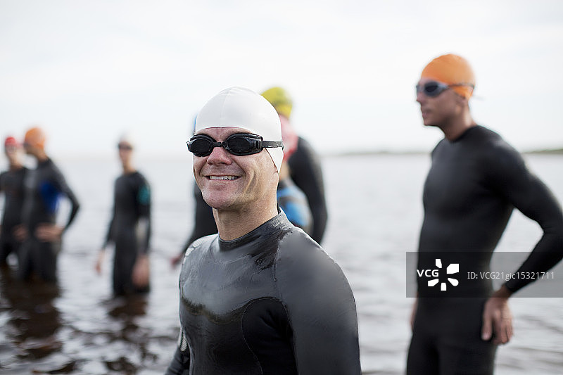 在海滩上微笑的铁人三项运动员图片素材