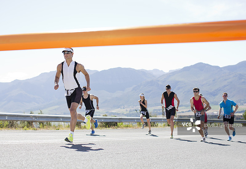 赛跑者冲过终点线图片素材