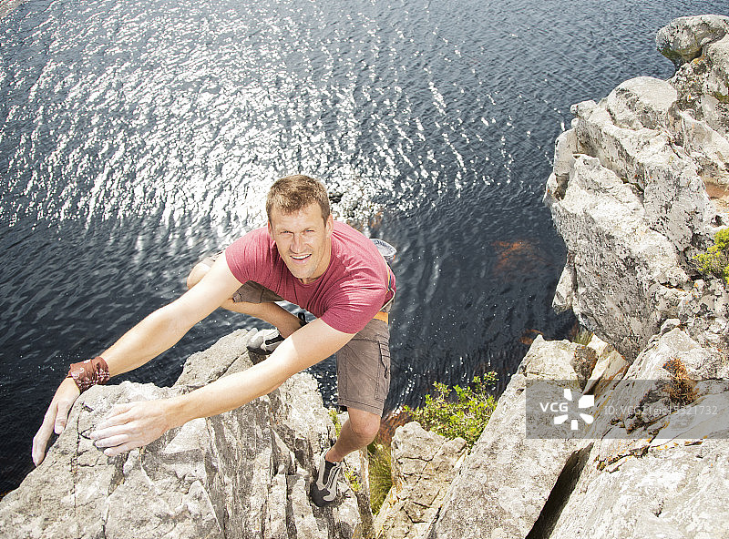 登山者攀登海岸悬崖图片素材
