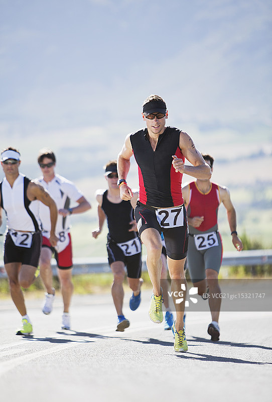 在乡村道路上赛跑的选手图片素材