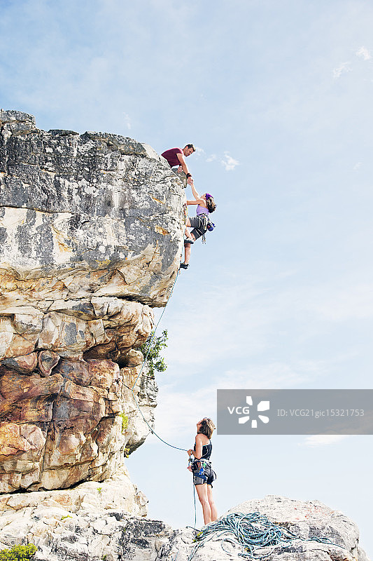 攀岩者攀登陡峭岩壁图片素材