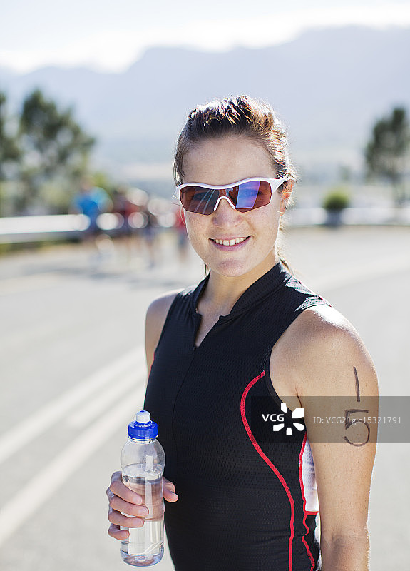 站在乡村道路上的跑步者图片素材