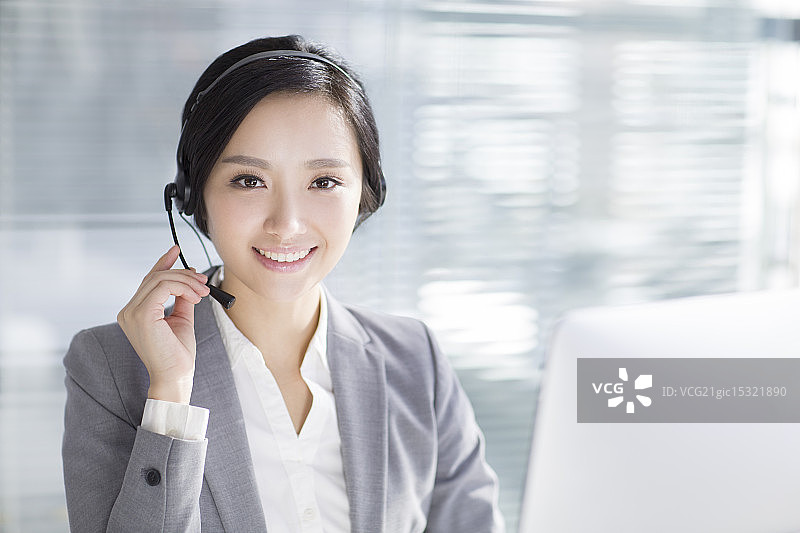 商务女士戴着耳麦工作图片素材