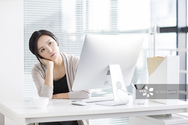 年轻女子在办公室思考图片素材