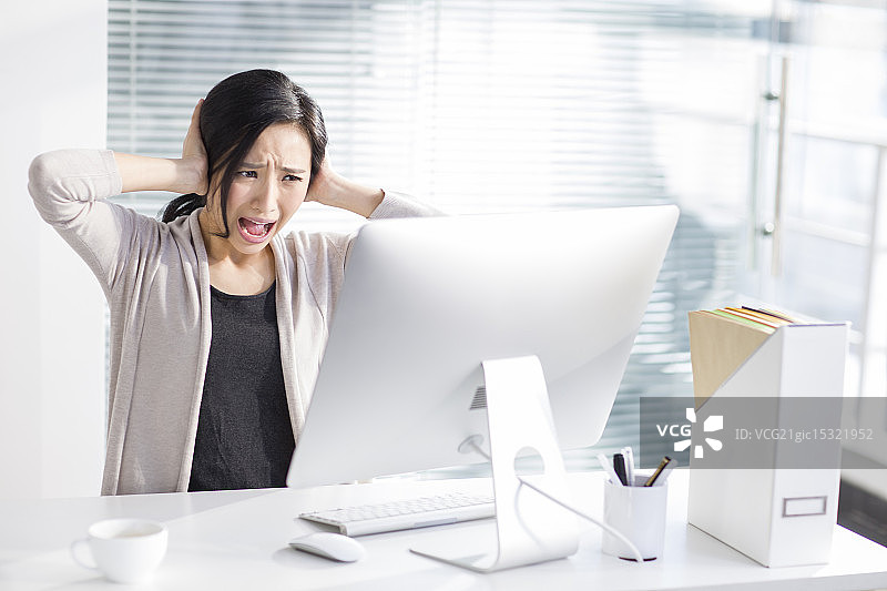 年轻女子在办公室吼叫图片素材