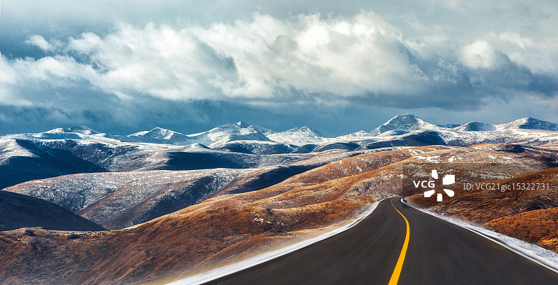 雪山下的公路全景图片素材