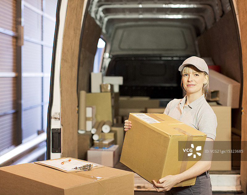 送货员从货车上卸货图片素材