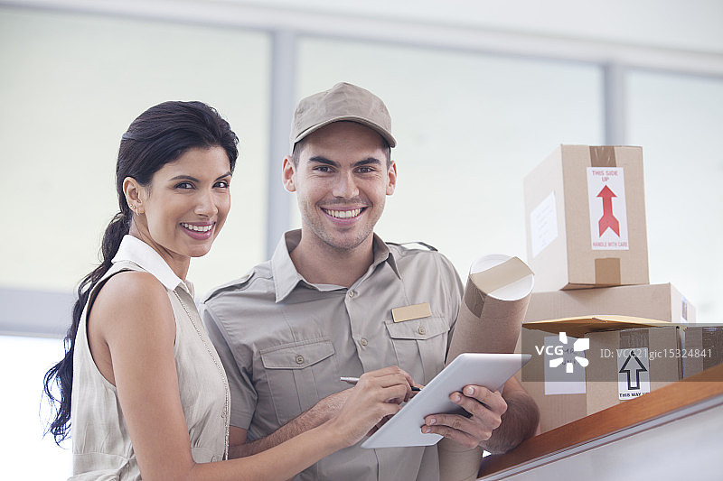 女子签收快递图片素材