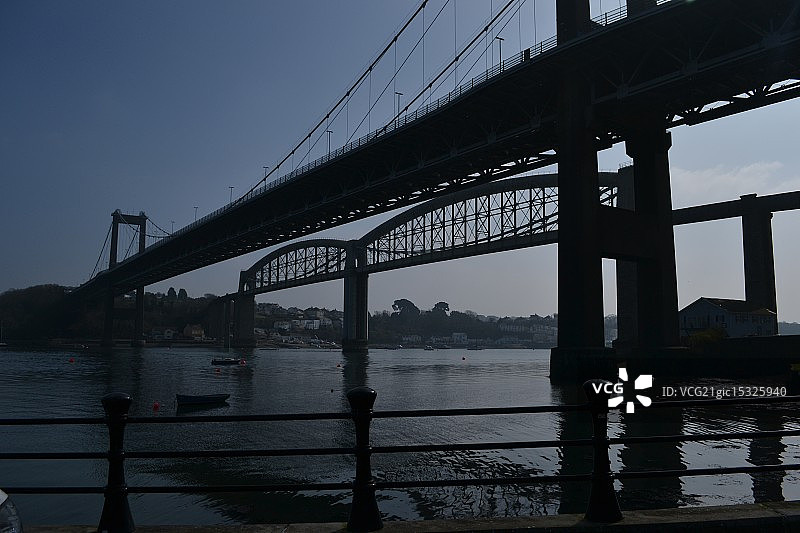 横跨泰马河的两座桥图片素材