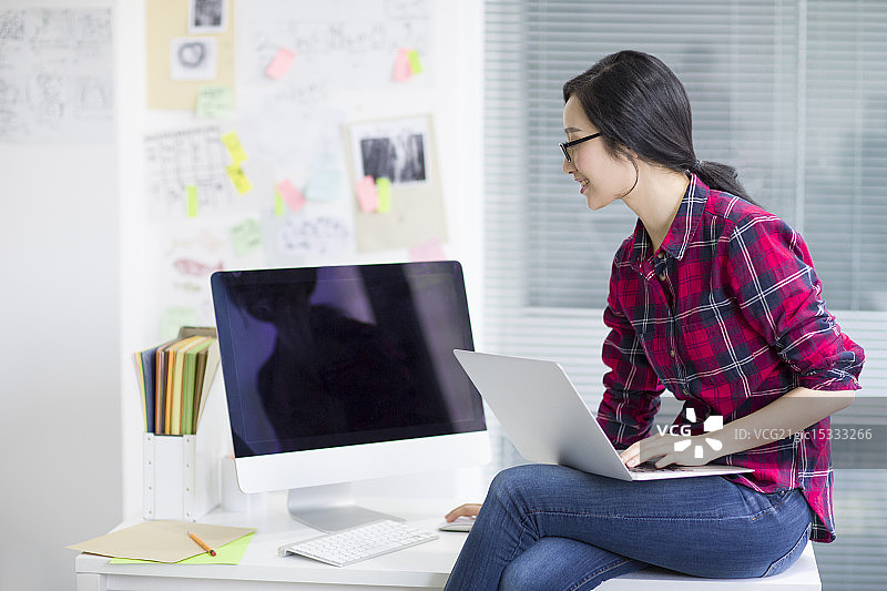 年轻女子休闲办公图片素材