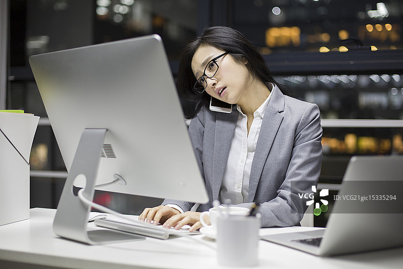 商务女士在办公室加班图片素材
