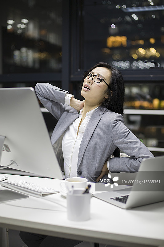 商务女士在办公室加班图片素材