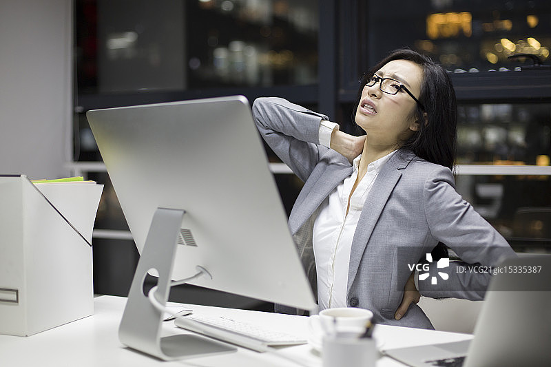 商务女士在办公室加班图片素材