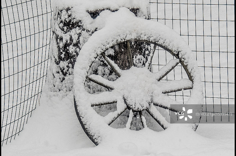 雪地里的马车轮图片素材