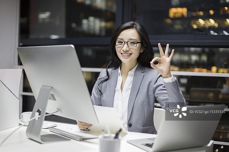 快乐的商务女士在办公室加班图片素材